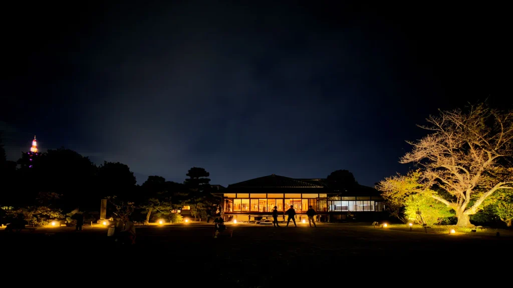 京都・渉成園の印月池と庭園の風景