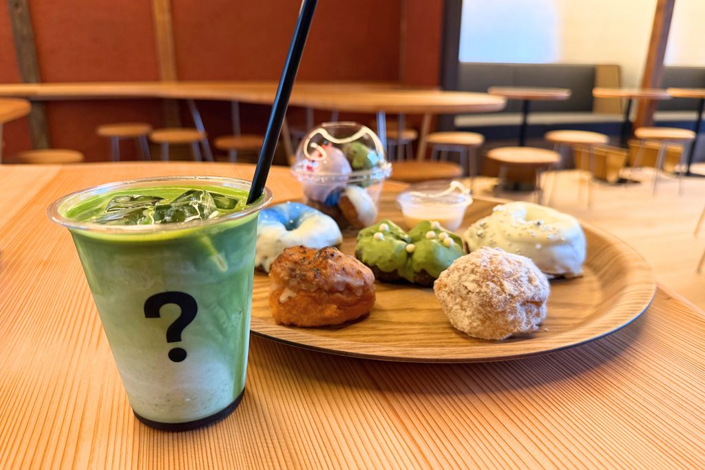 京都寺町店のテーブルに並ぶドリンクとドーナツ