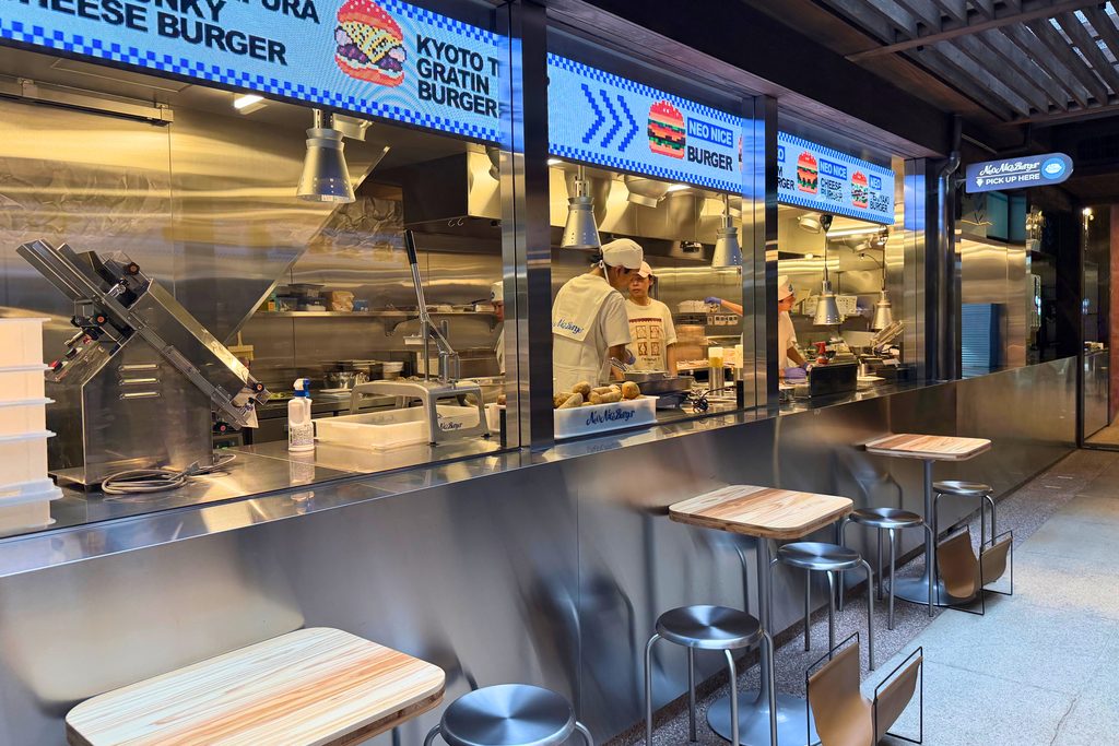 - Neo Nice Burger京都寺町のオープンキッチンとカウンター席