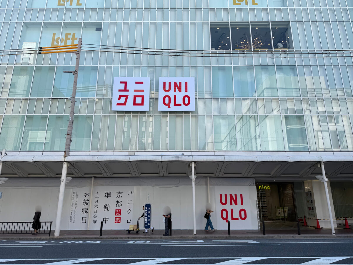 河原町通のミーナ京都1階、「ユニクロ 京都 準備中 十一月六日金曜 お披露目」と書かれた仮囲い（2026年10月）