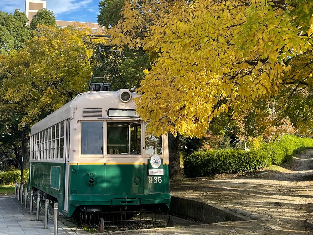 梅小路公園の市電935号車と黄色に色づいた木々