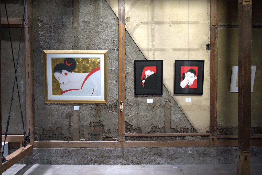京町家の柱や壁を残したTHE PUFLのギャラリーに並ぶ絵画