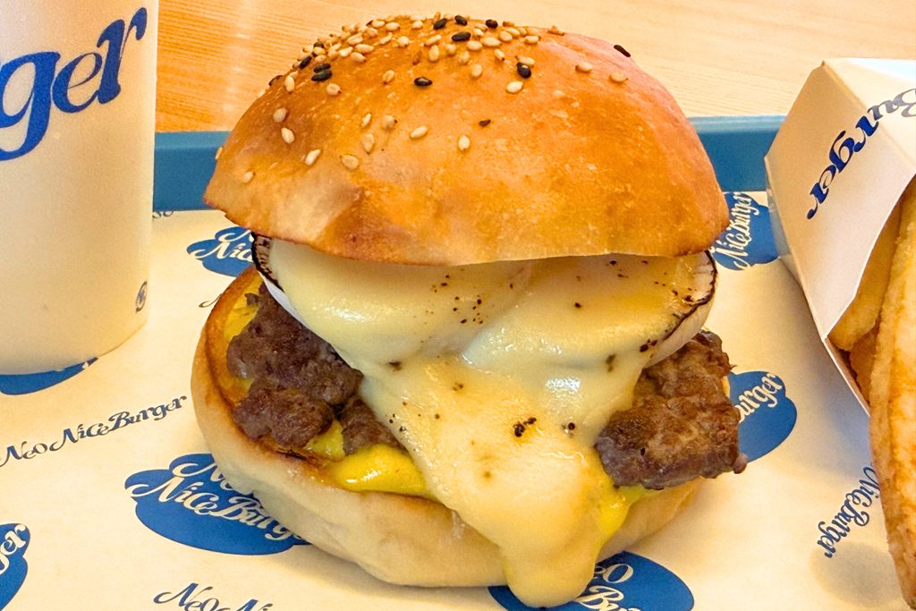 京かぶと炙ったチーズベシャメルソースを重ねた京かぶグラタンバーガー