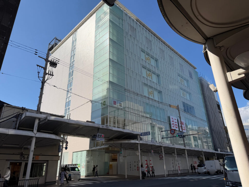 河原町通と六角通の交差点から見たミーナ京都(2026年10月6日、編集部撮影)