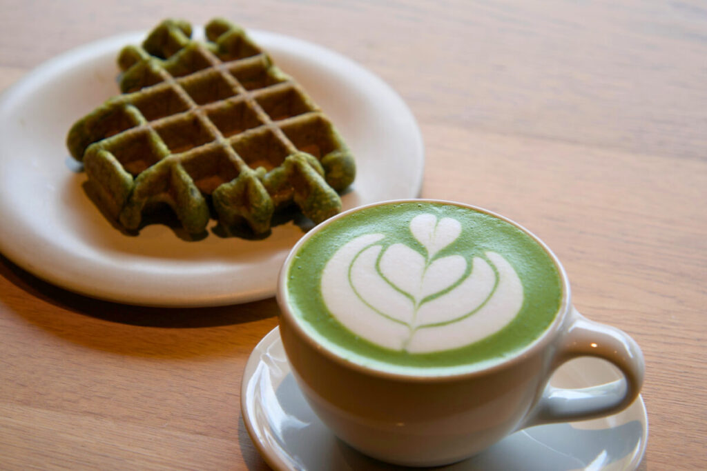 手点て 宇治抹茶ラテとリエージュ ワッフル 抹茶