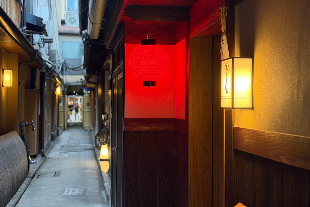2026年10月16日に開業したかにじぇんぬ 祇園の店舗外観