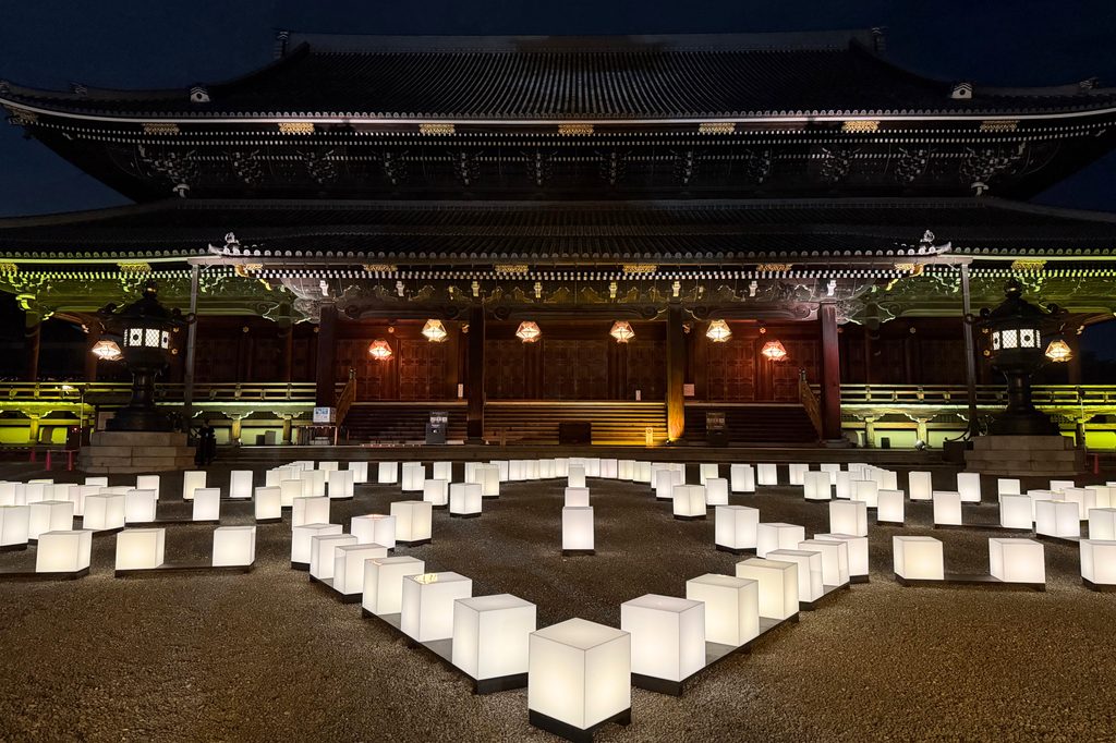 東本願寺の御影堂前に蓮華の形を描く「LIGHT IN BLOOM」の光