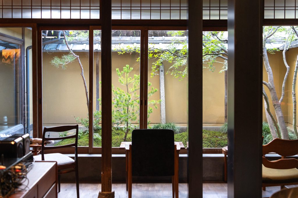 日本庭園を望むAMBER琥珀 高台寺店の1階席