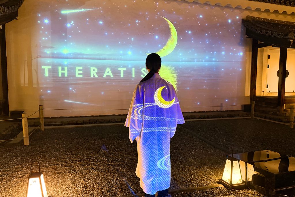 小袖の綾で白い小袖にTHERATISの月の文様が投影された様子