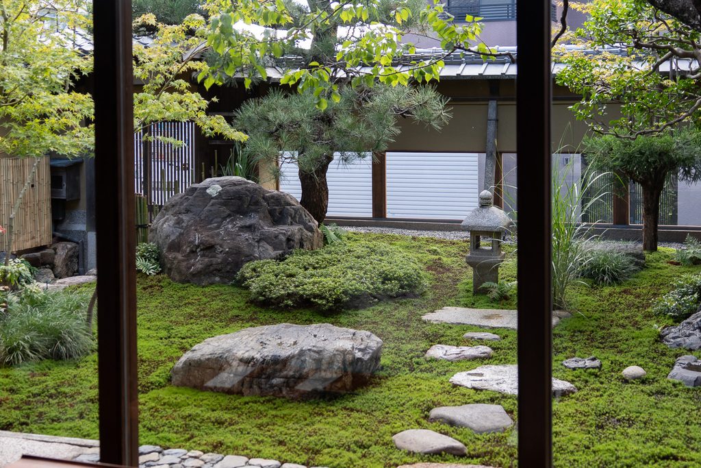 AMBER琥珀 高台寺店の店内から望む日本庭園