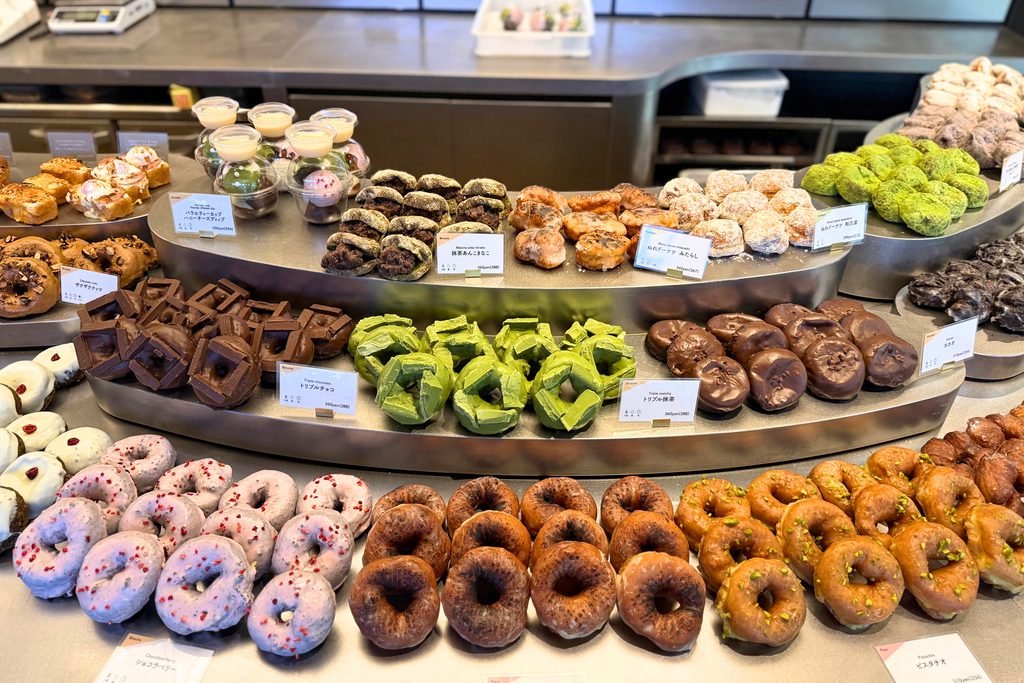 I’m donut?京都寺町の陳列台に並ぶ多彩なドーナツ