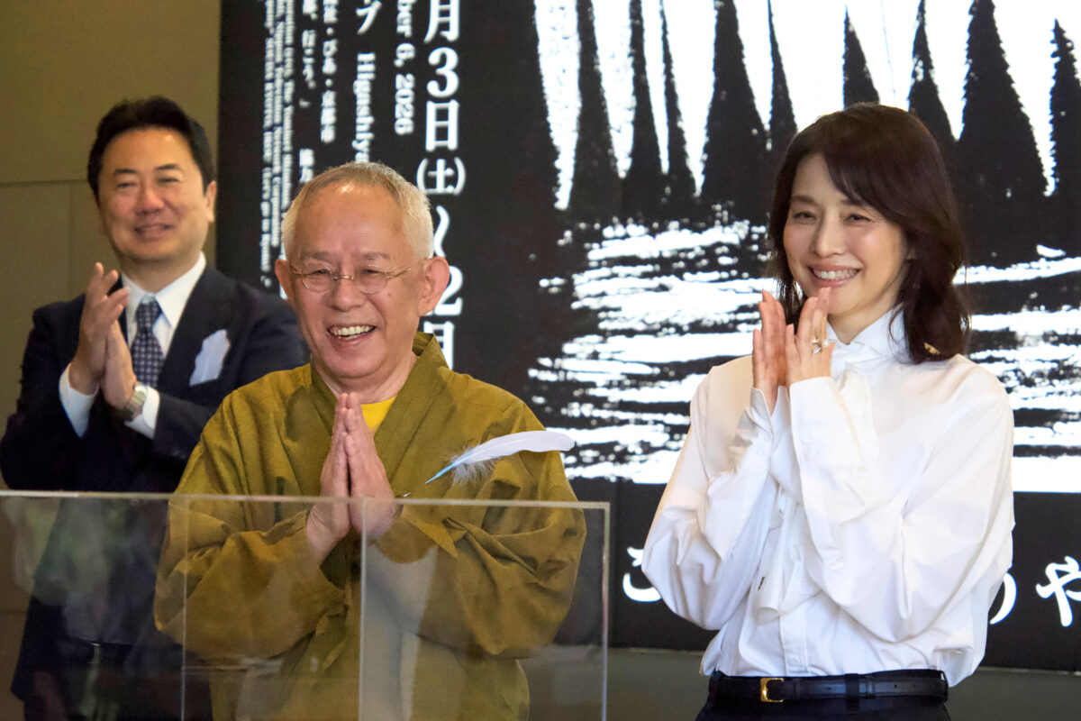 「禅とジブリ」京都展の開会式で合掌する鈴木敏夫さんと石田ゆり子さん