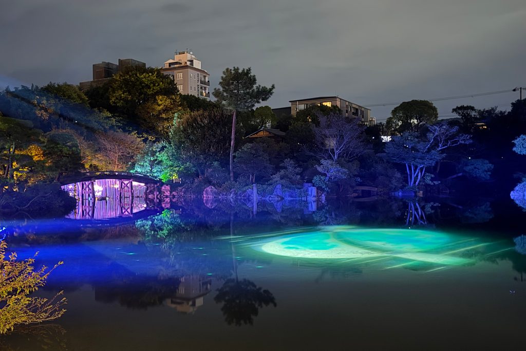 渉成園の印月池と池周辺の木々を彩る「GARDEN OF THE MOON」