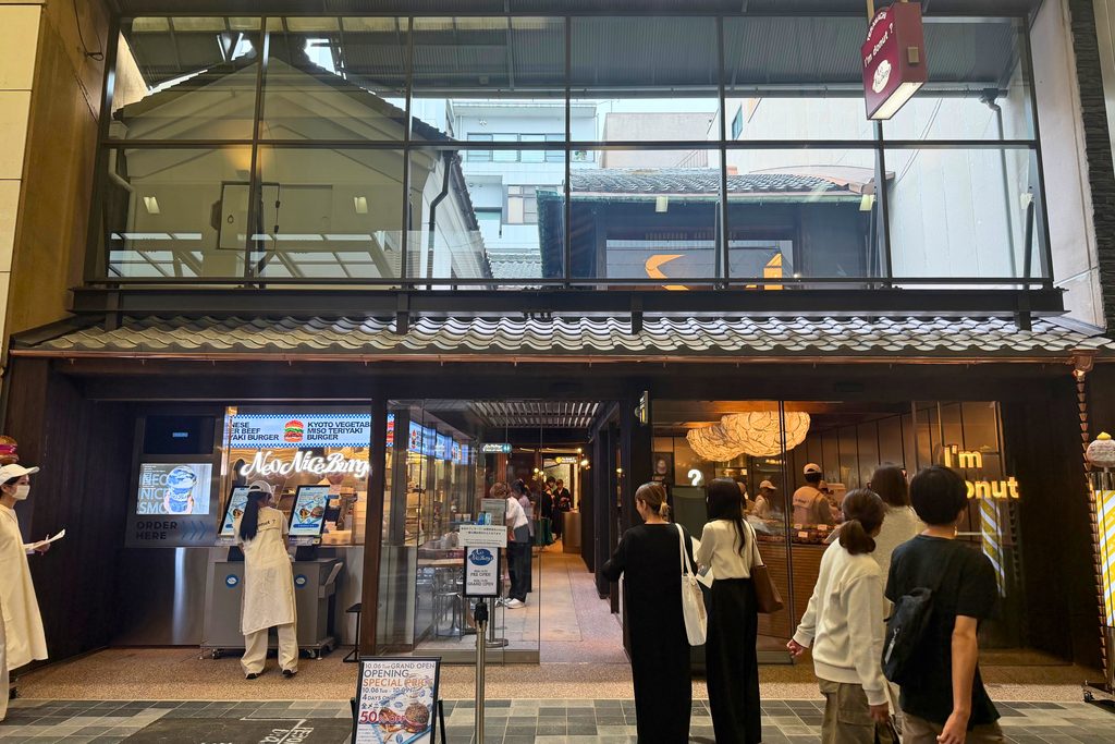 アイムドーナツとネオナイスバーガー京都寺町の店舗外観