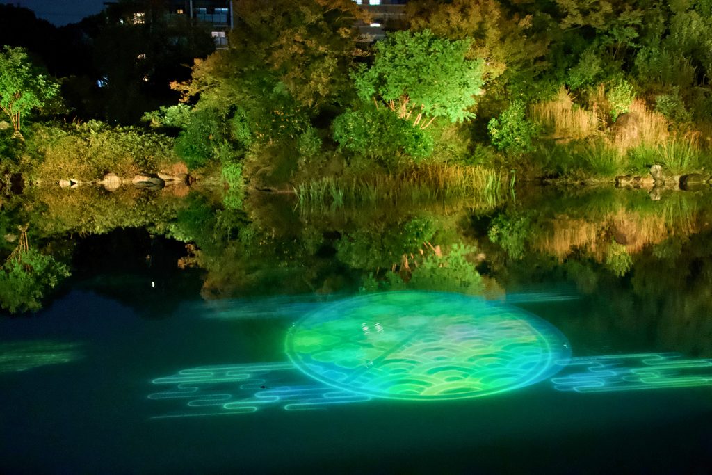 印月池の水面を舞台に、月と秋の景色が移ろう「GARDEN OF THE MOON」