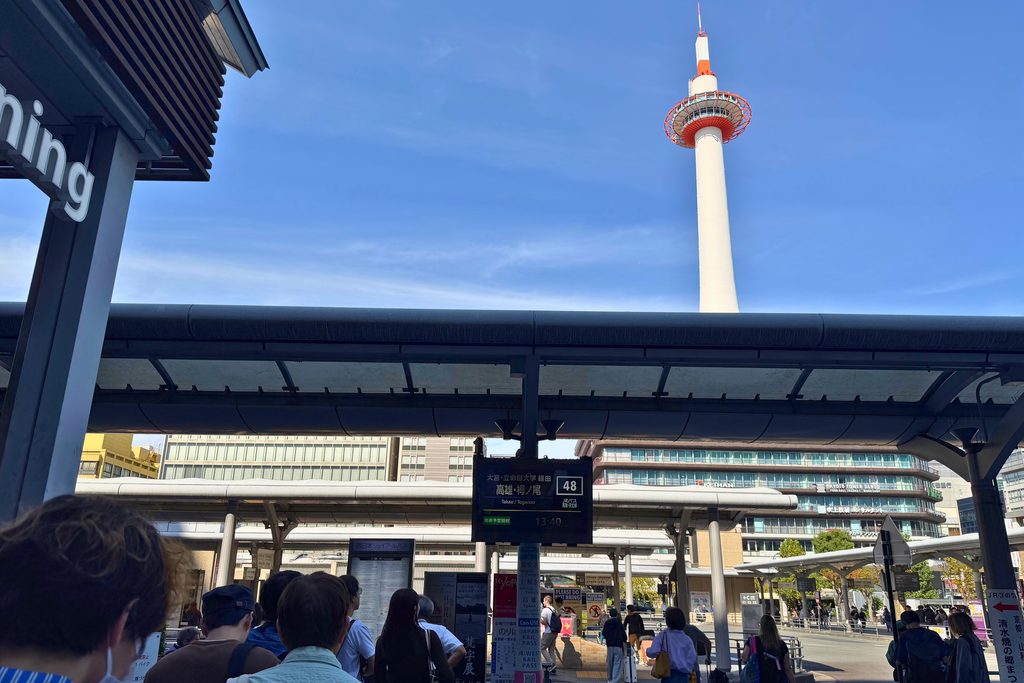 京都駅のバス乗り場に並ぶKYOPO行き臨時直通バスの利用者