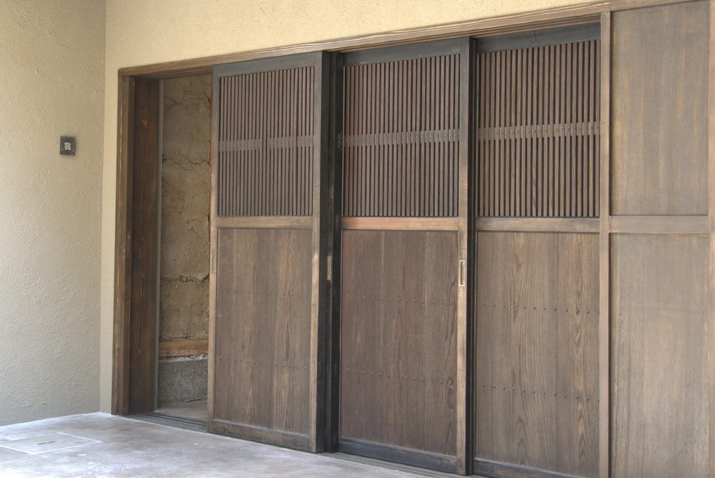 THE PUFLの京町家に残る木製の格子戸と入口