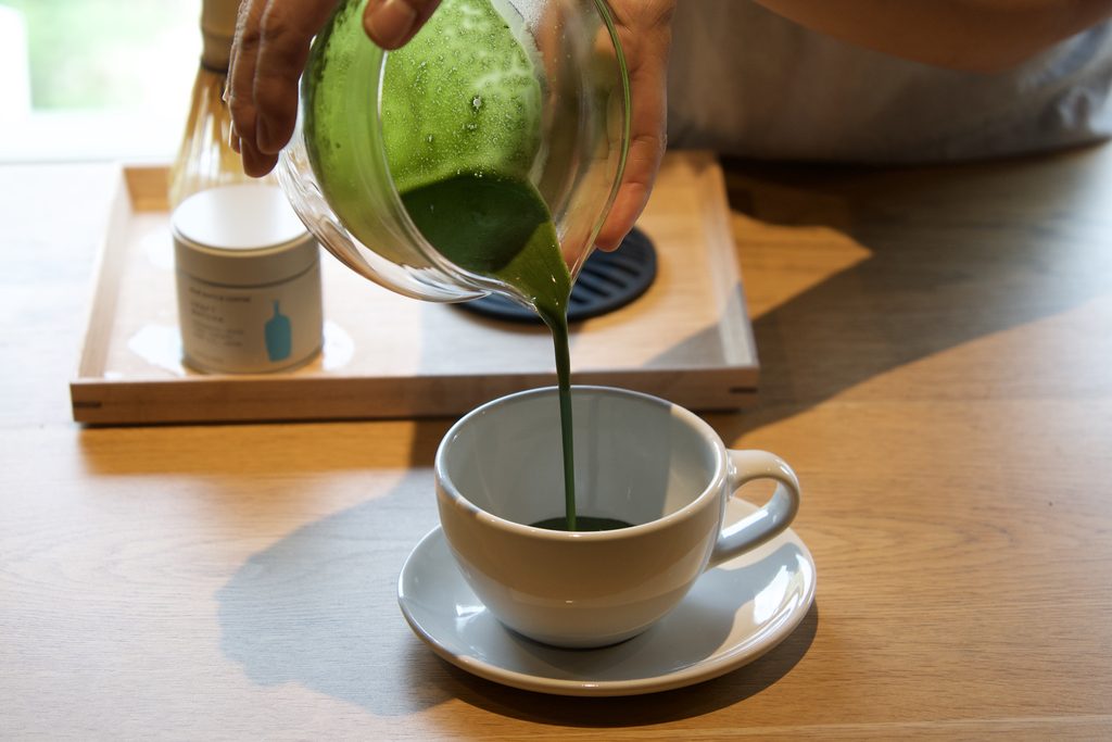 点てた宇治抹茶をカップに注ぐ様子