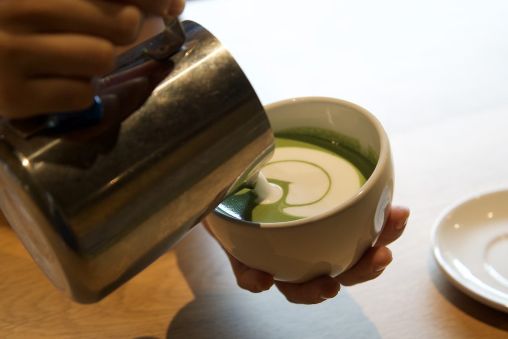 手点て 宇治抹茶ラテにミルクを注ぐ様子