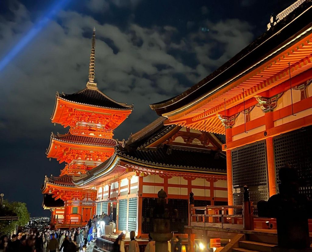 夜間ライトアップで照らされた清水寺の三重塔