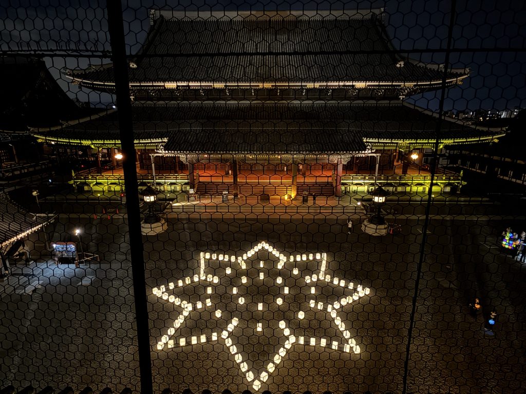 東本願寺御影堂門楼上から見下ろす蓮華の形をした光の演出