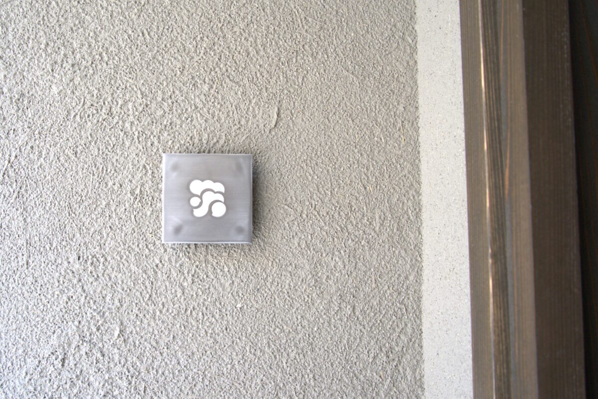 THE PUFLのロゴが掲げられた京町家の外壁