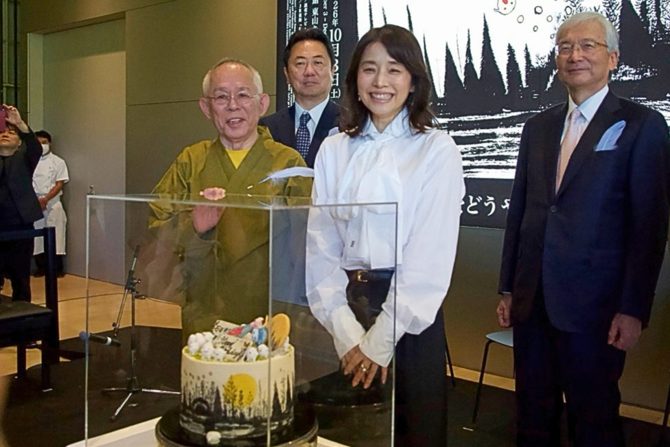 特製ケーキを前に記念撮影する石田ゆり子さん、鈴木敏夫さんら開会式の登壇者