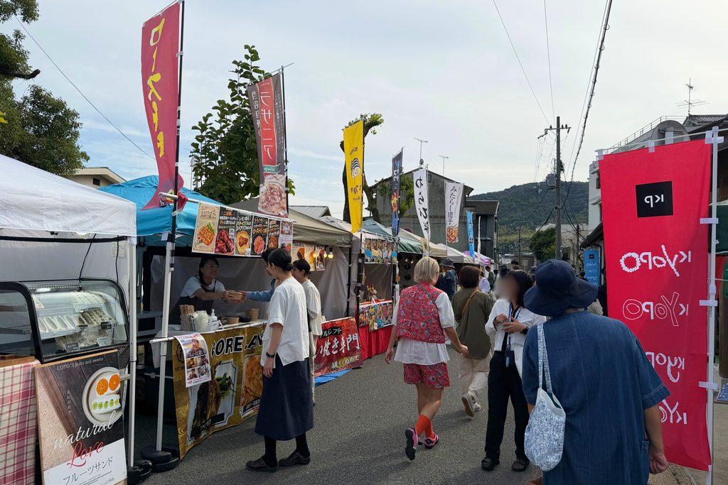 KYOPO 2026のフードストリートに並ぶ飲食ブースと来場者