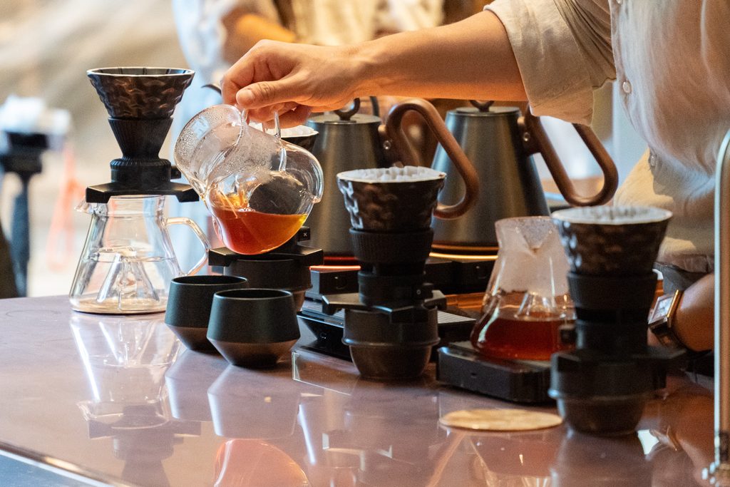 AMBER琥珀 高台寺店でハンドドリップコーヒーを淹れる様子