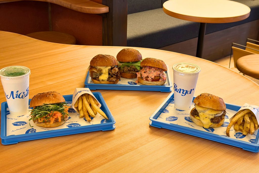 Neo Nice Burgerのバーガーとポテト、ドリンク