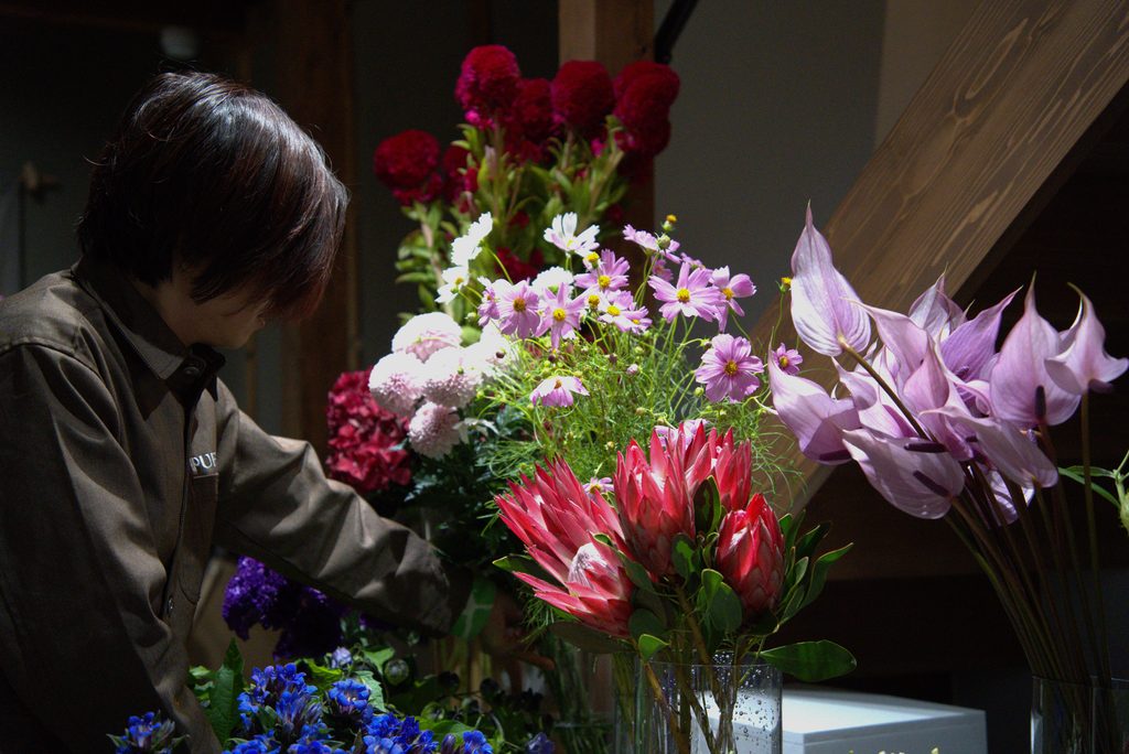 THE PUFLの店内で色とりどりの生花を扱うスタッフ