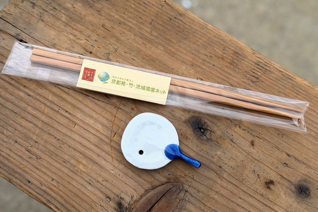 KYOPOのプレゼント企画で受け取ったうちわ型の箸置きと竹箸