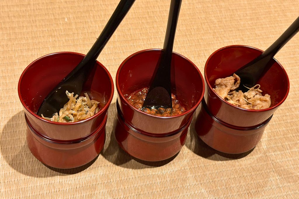 かにじぇんぬ 祇園で提供されたイクラの醤油漬け、牛しぐれ煮、ちりめん山椒