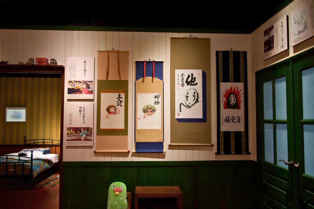 キャラクターの絵と禅の言葉を組み合わせたジブリ禅画の展示