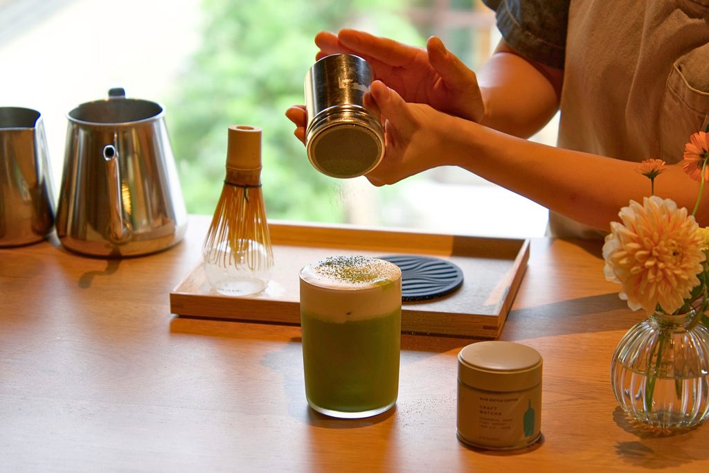 仕上げに抹茶を振りかける手点て 宇治抹茶ラテ with コールドフォーム