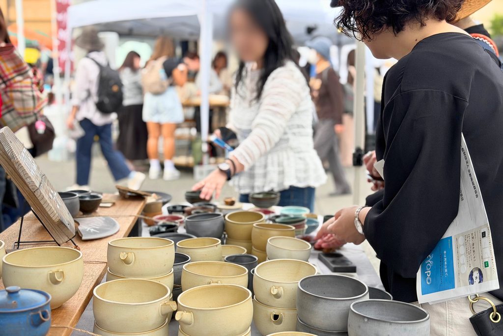 KYOPO 2026の会場に並ぶ飲食ブースと来場者