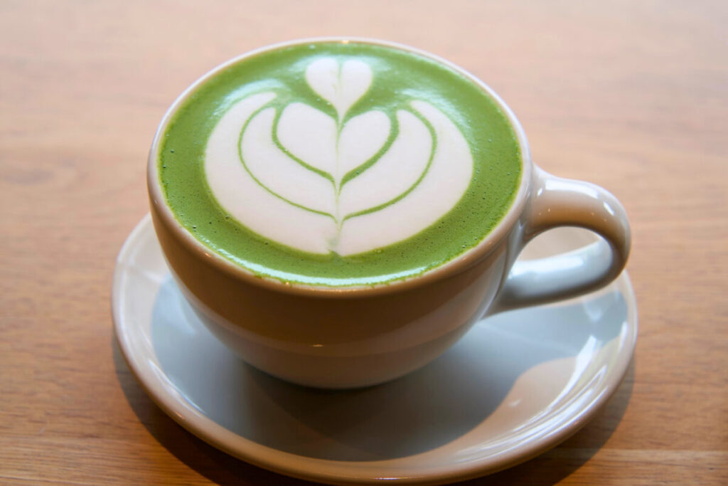 利招園茶舗の映緑を使った手点て 宇治抹茶ラテ