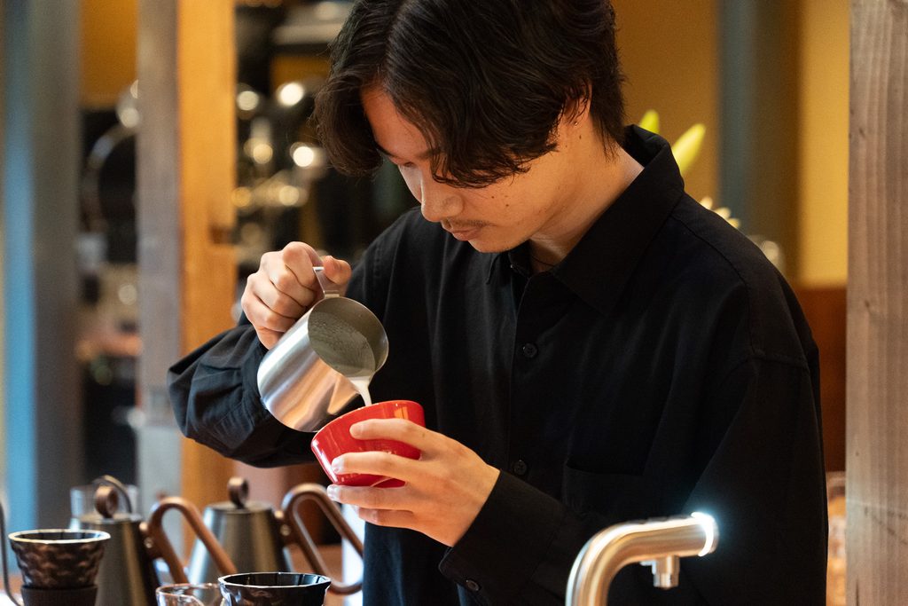 AMBER琥珀でラテを仕上げるバリスタのタツヤ氏