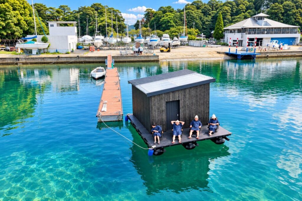京都・宮津湾に浮かぶ海上サウナUMIUKA