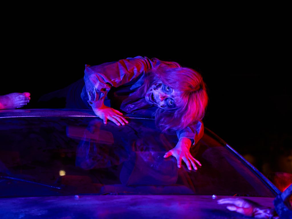 廃車内でゾンビの襲撃を体験する「闇のドライブ」のイメージ